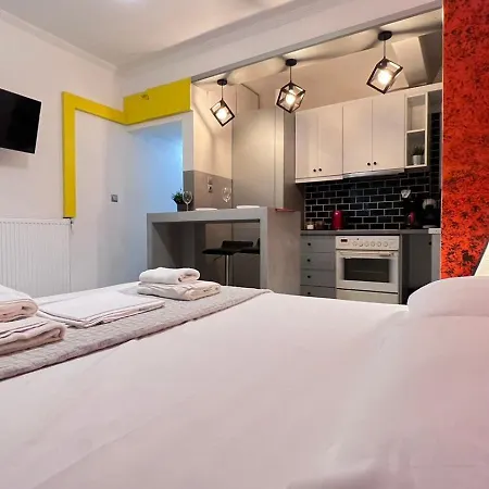 Urban 25sqm Studio With Backyard In Exarcheia Διαμέρισμα *